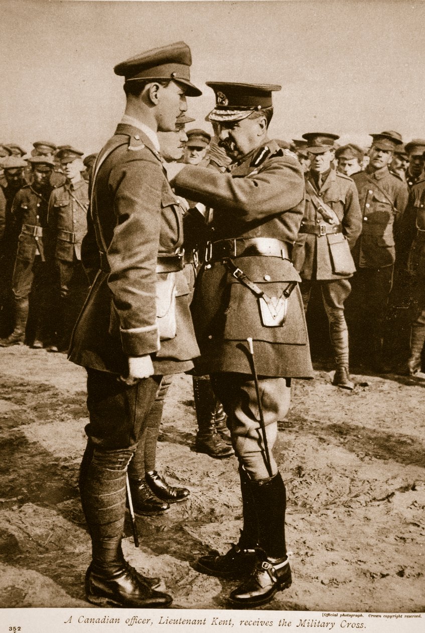 Un ufficiale canadese, il tenente Kent, riceve la Croce Militare, 1914-19 da English Photographer