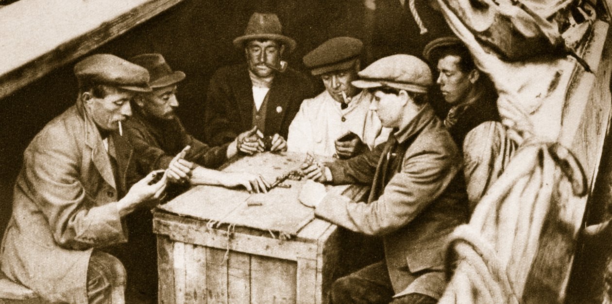 Un barcaiolo e amici che giocano a domino nella stiva di una chiatta, Londra da English Photographer