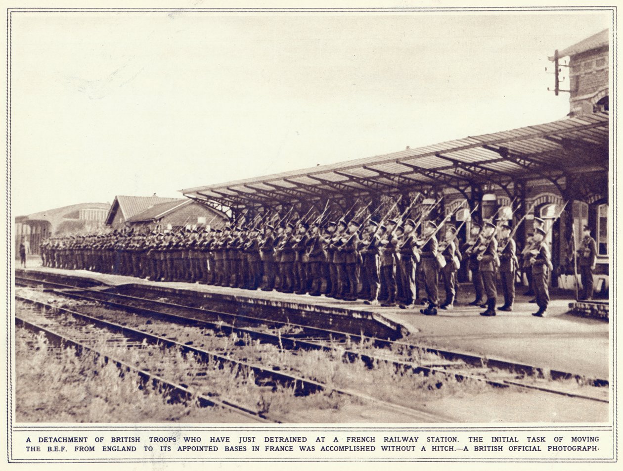 Un distaccamento di truppe britanniche appena scese da un treno in una stazione ferroviaria francese, da The Illustrated War News, pubblicato l