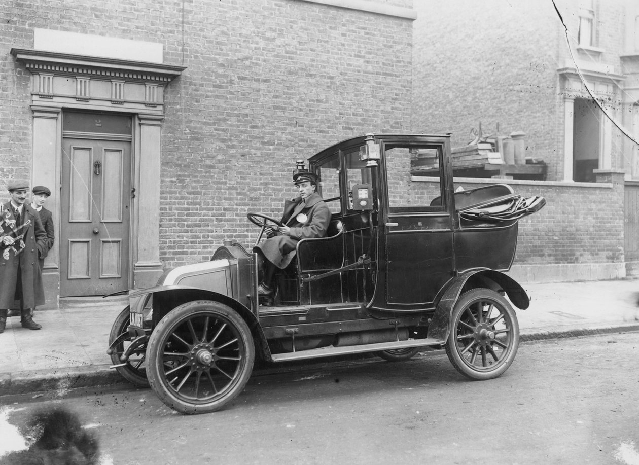 Un conducente seduto al volante della sua auto da English Photographer