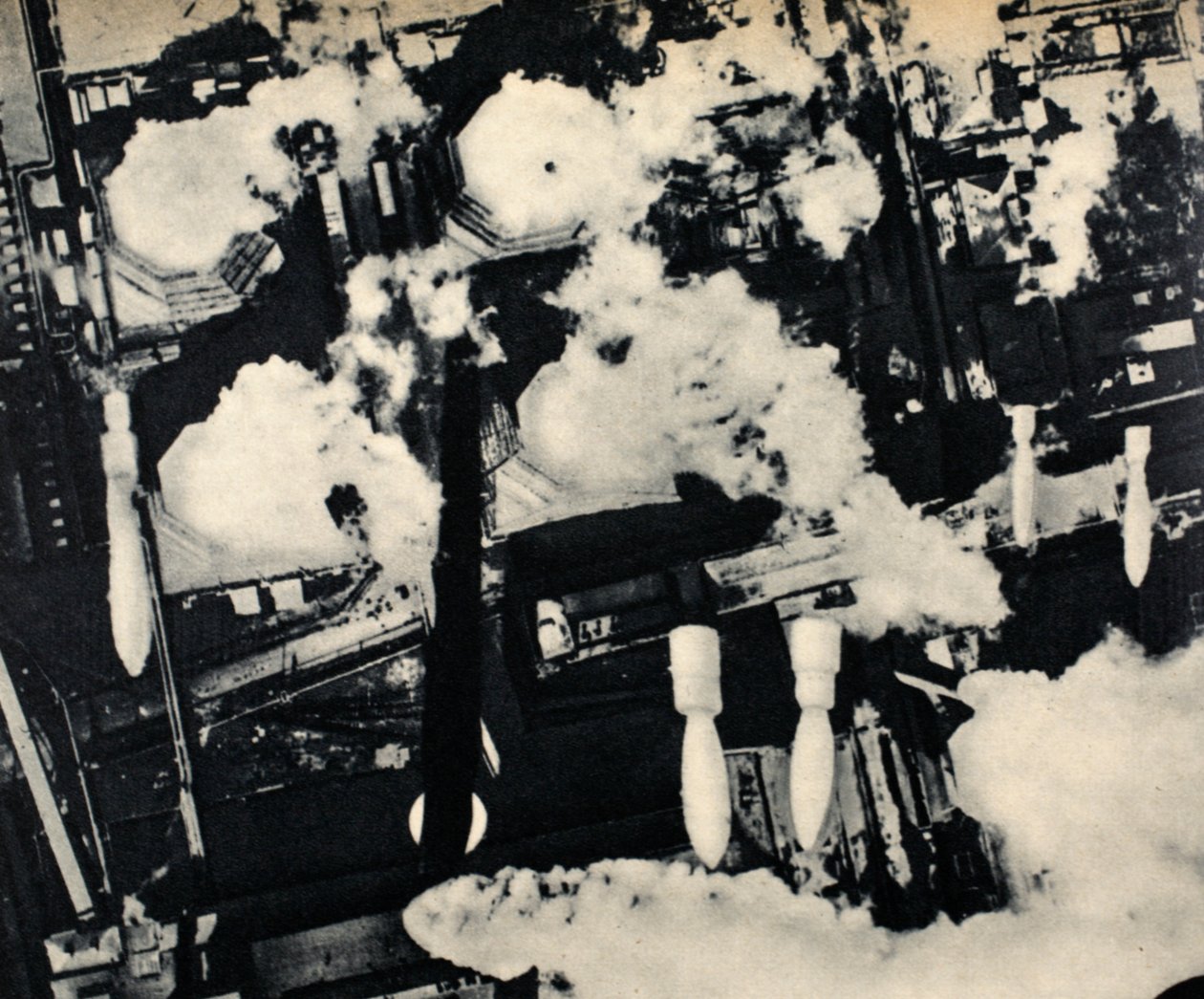 Bombe britanniche cadono su una centrale elettrica a Colonia, 1942-45 da English Photographer