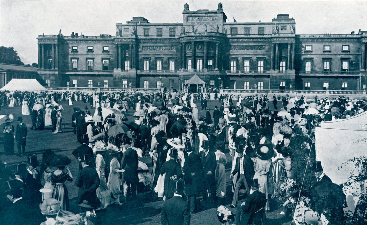 Festa in giardino a Buckingham Palace, 1911 da English Photographer