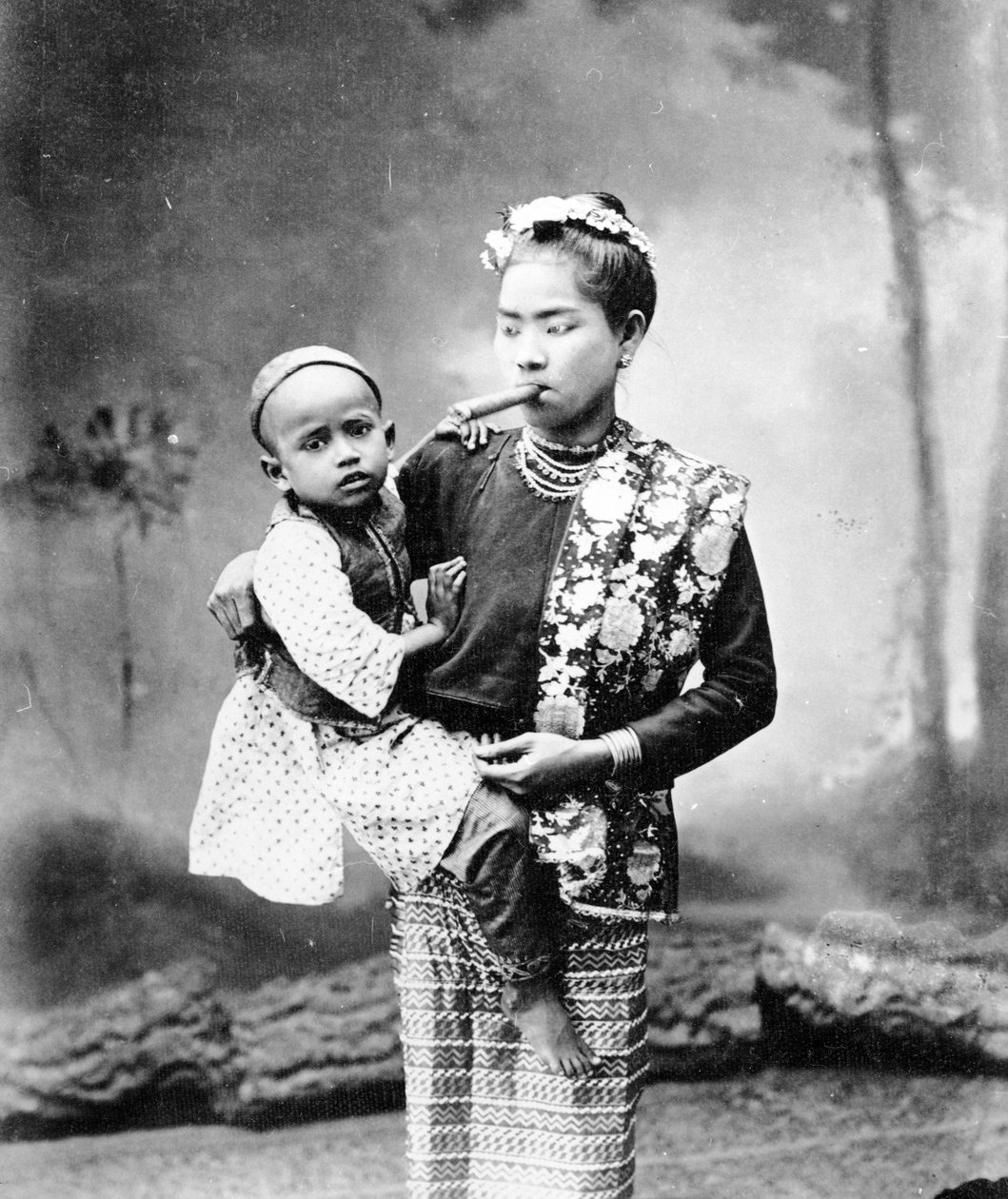 Donna birmana con bambino e che fuma un cheroot, c.1870-90 da English Photographer