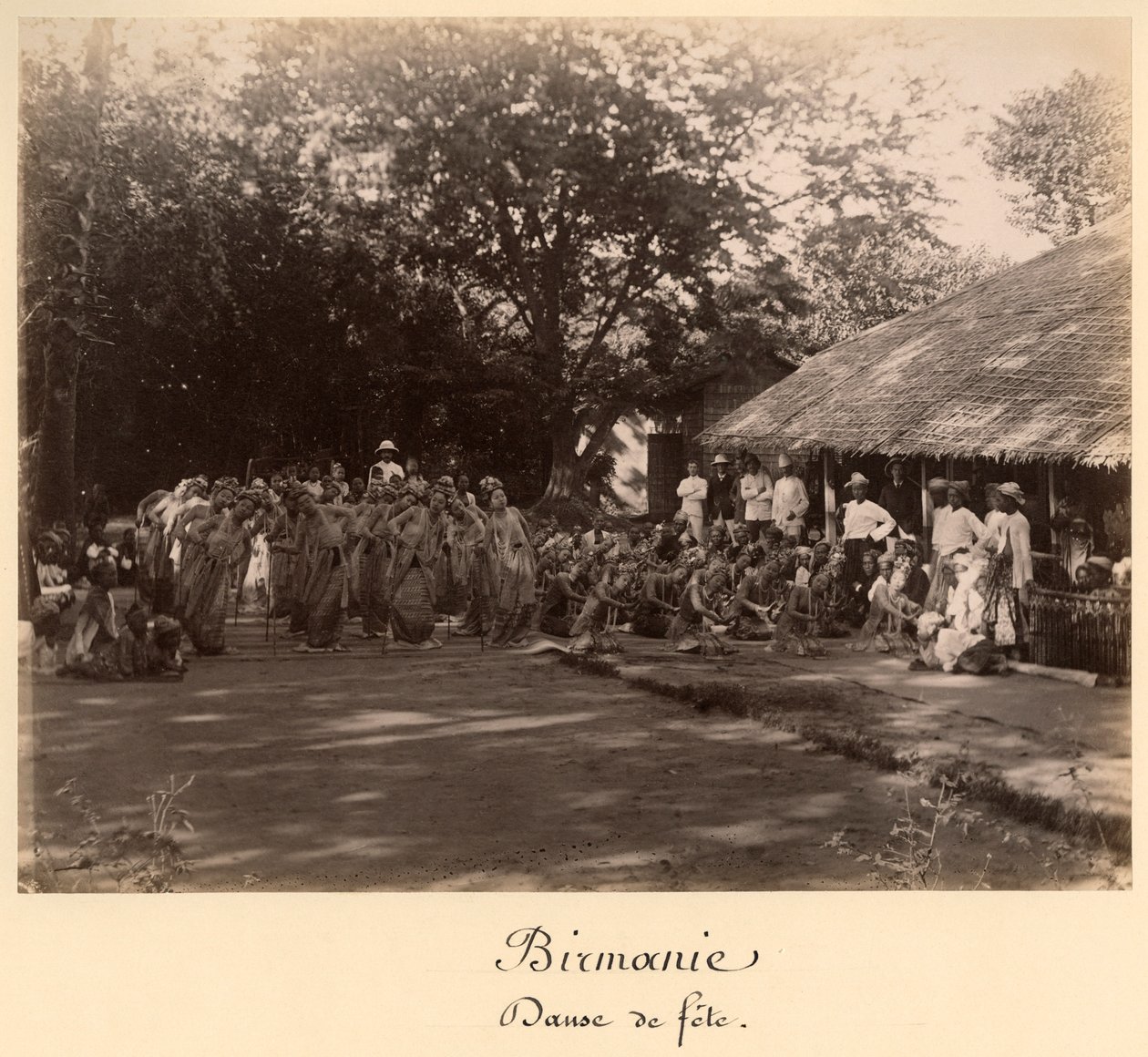 Danzatori birmani che celebrano, Birmania, fine XIX secolo da English Photographer