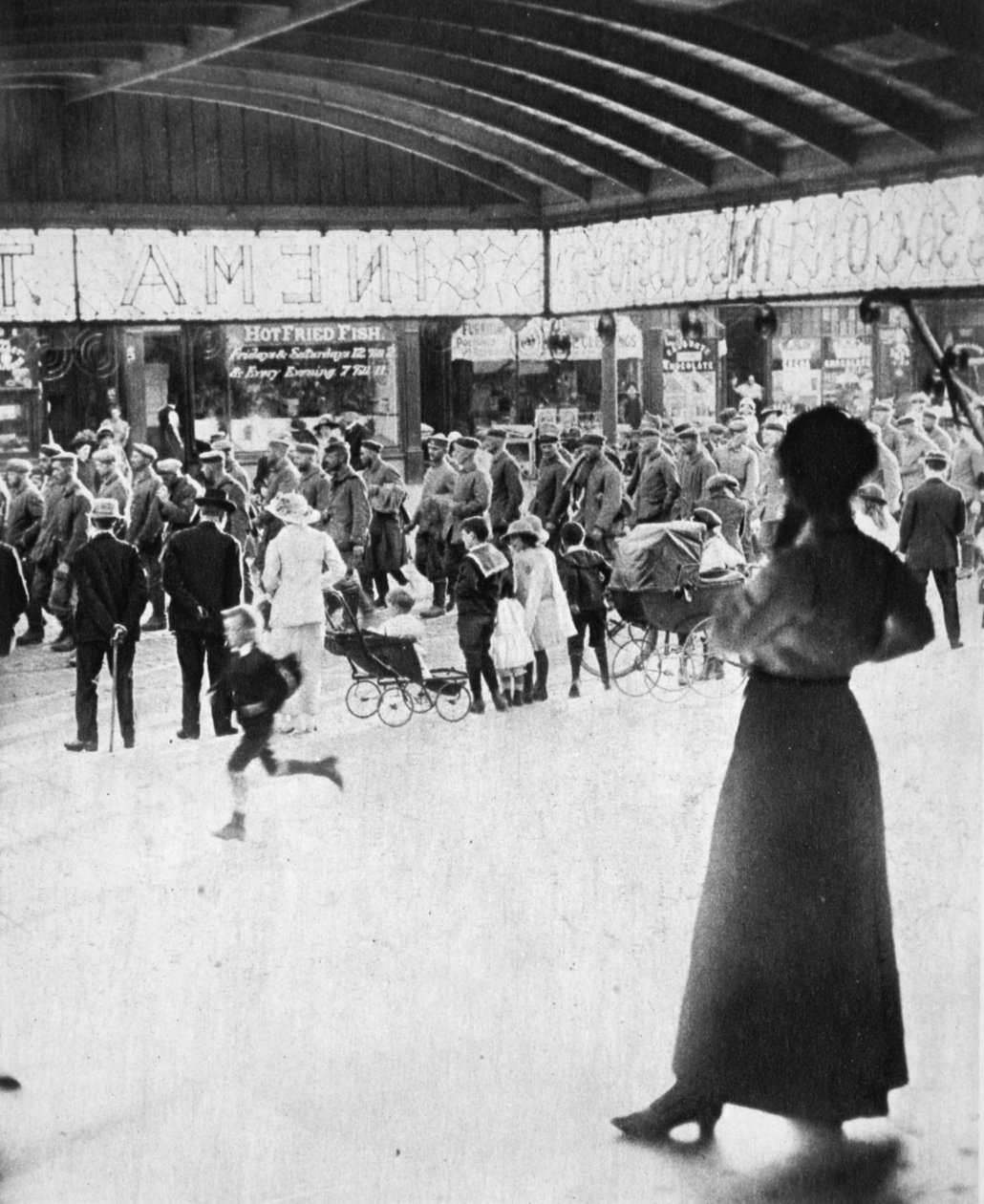 Catturati da un esercito né piccolo né spregevole: prigionieri tedeschi, da The Illustrated War News, 12 luglio 1916 da English Photographer