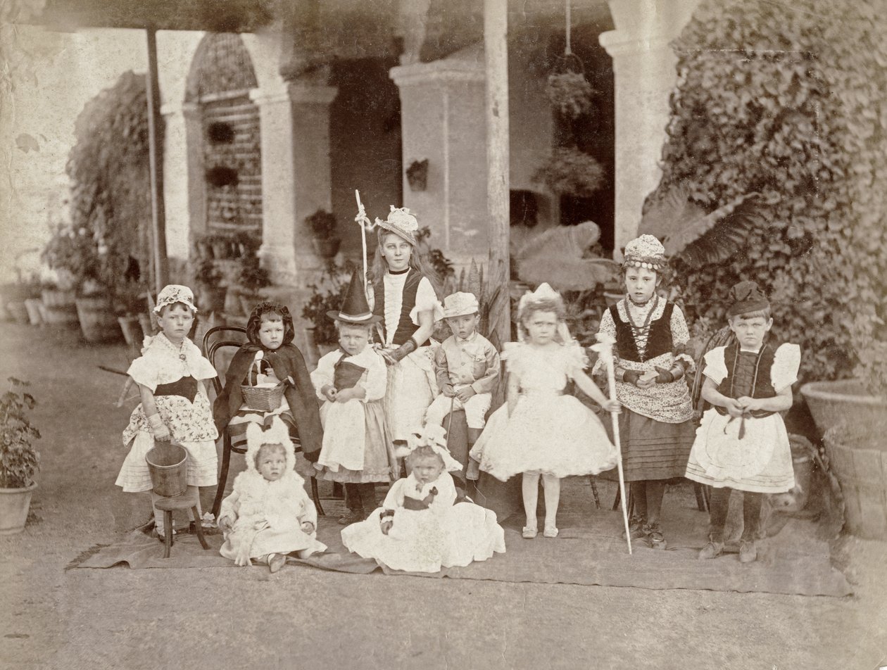 Festa in maschera per bambini in India, fine 19° secolo da English Photographer