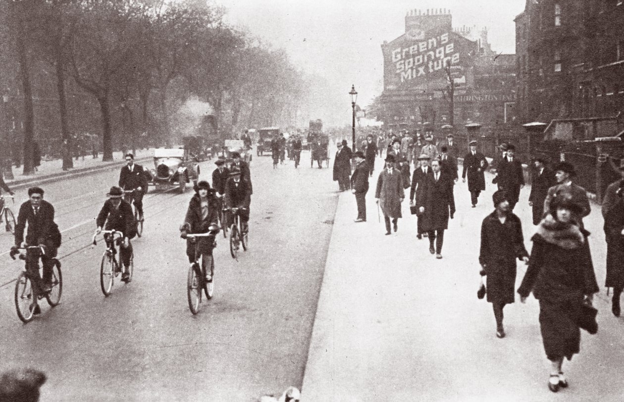 Lavoratori della città camminano verso l