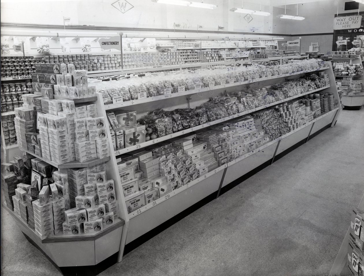 Corsia dei dolciumi, negozio Woolworths, 1956 da English Photographer