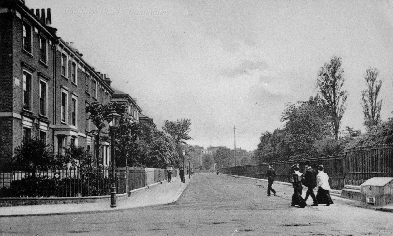 Douglas Road, Canonbury, Islington, c.1905 da English Photographer