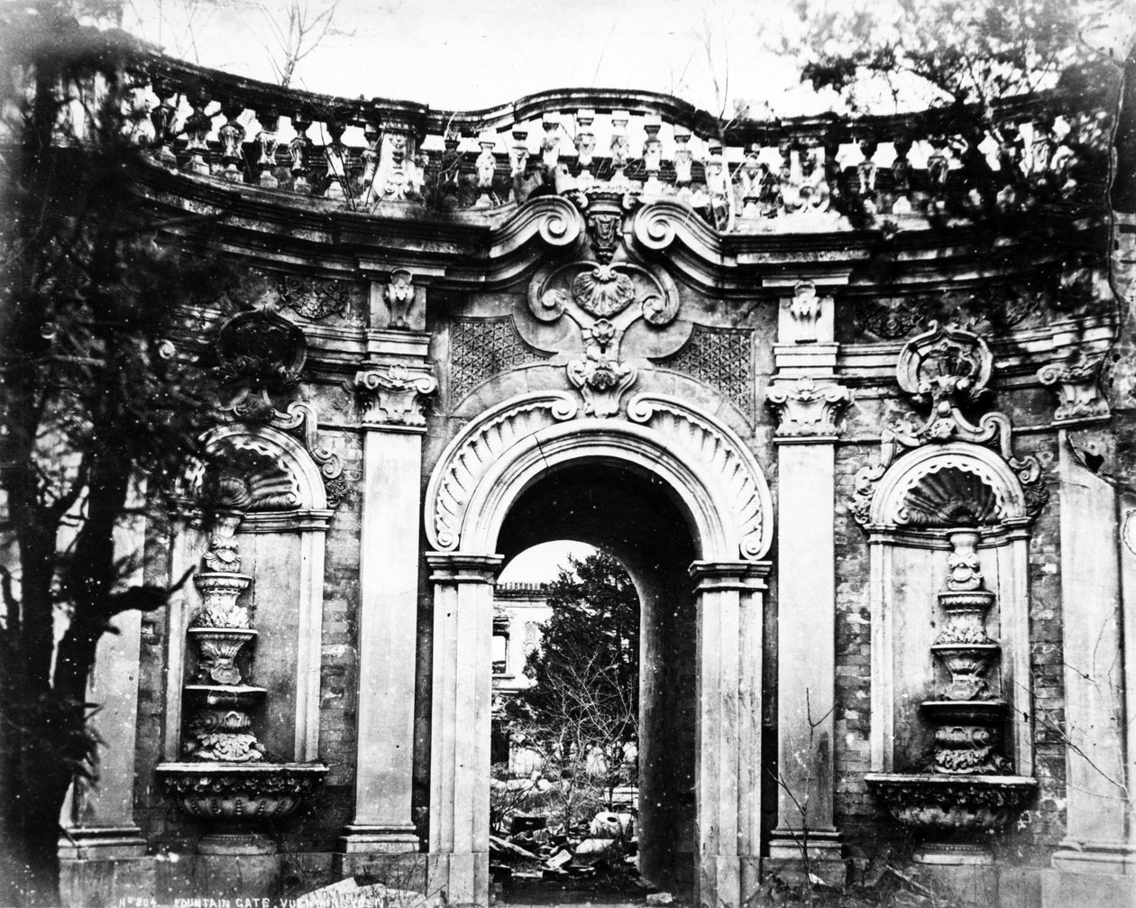 Porta della fontana, Yuan Ming Yuan, c.1870 da English Photographer