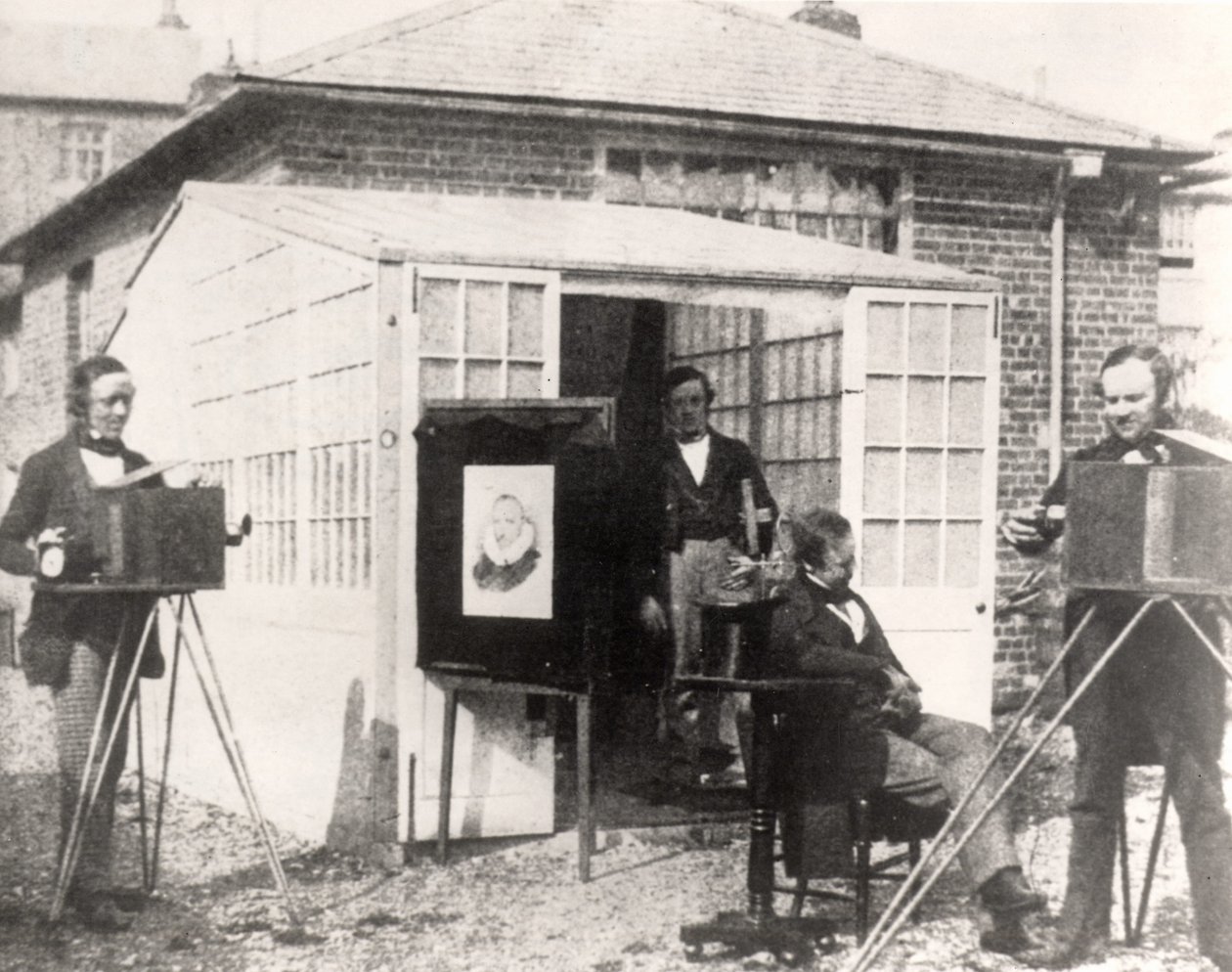 Fox Talbot (a destra) presso lo stabilimento fotografico di Reading, c.1845 da English Photographer