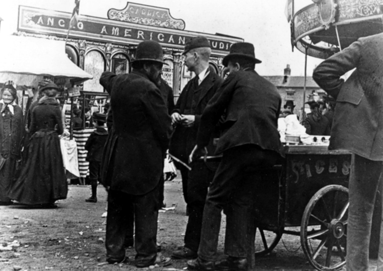 Luna park in Market Street, Kidderminster, 1900 da English Photographer