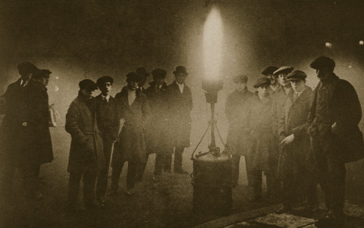 Raduno attorno a un faro ad acetilene a un punto di controllo del traffico nella nebbia da English Photographer