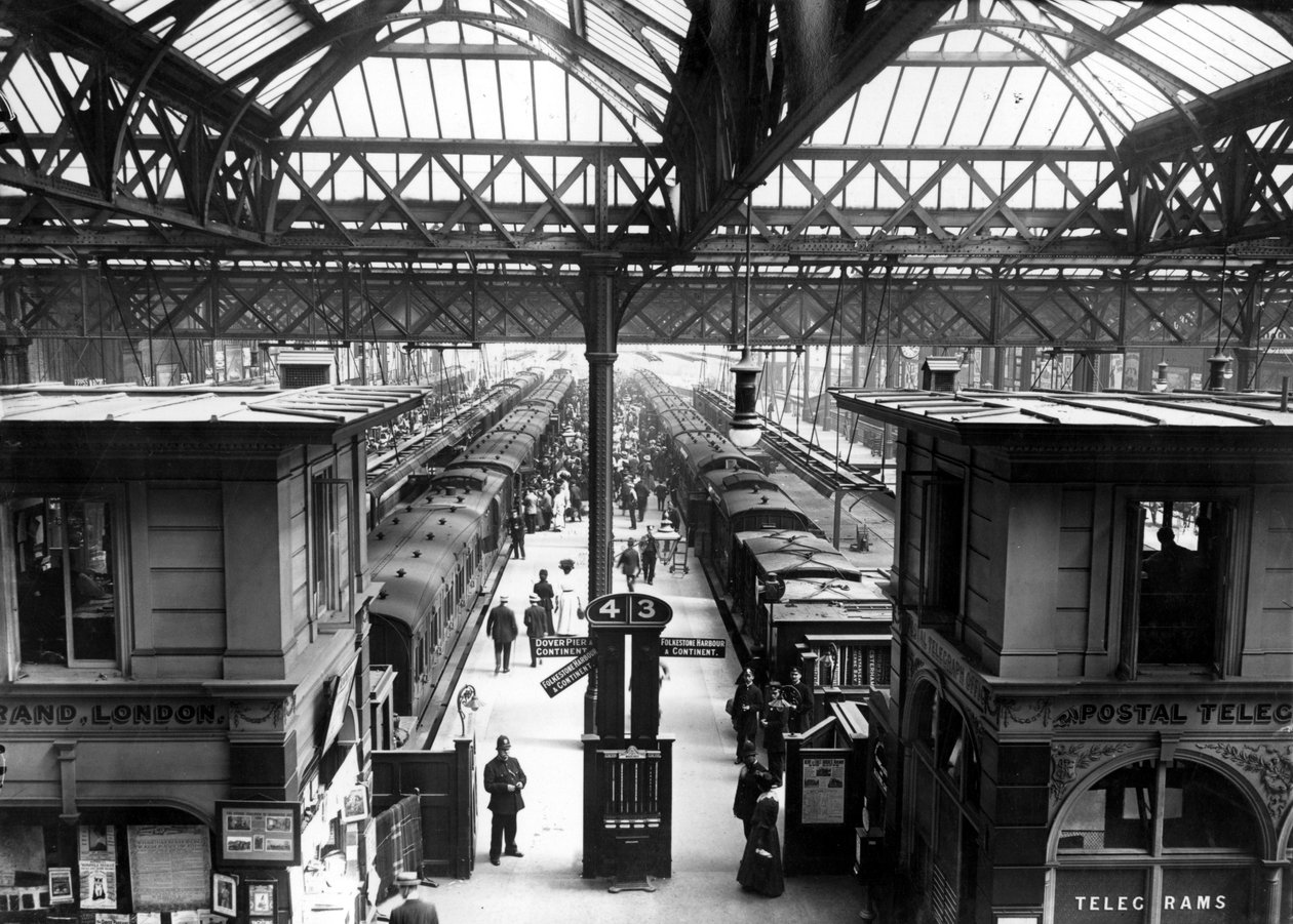 Interno della stazione di Charing Cross, Londra, c.1890 da English Photographer