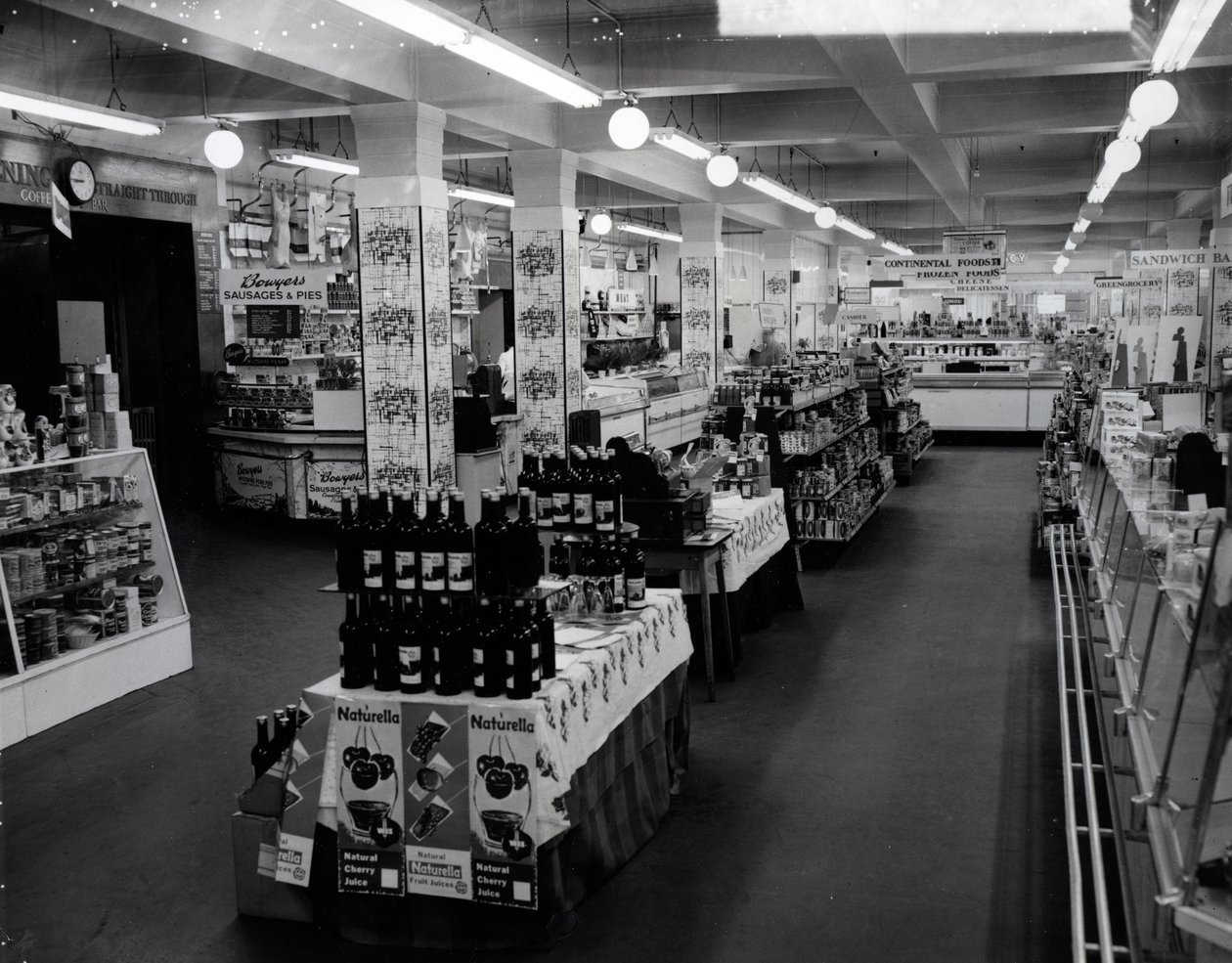 Interno di un negozio Woolworths, 1956 da English Photographer