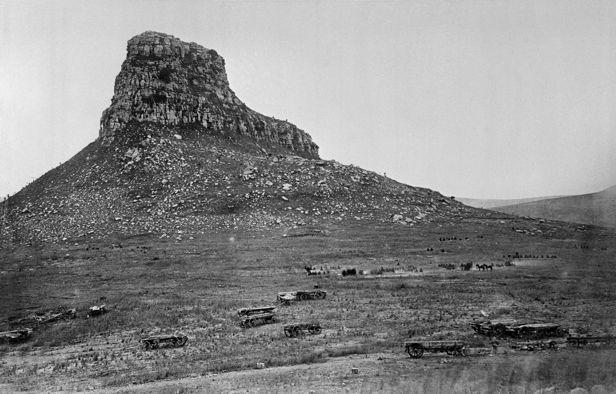 Isandhlwana attraverso il collo, da un album di 43 fotografie compilato da George Froom del 94° Reggimento durante la Guerra Zulu, c.1879 da English Photographer