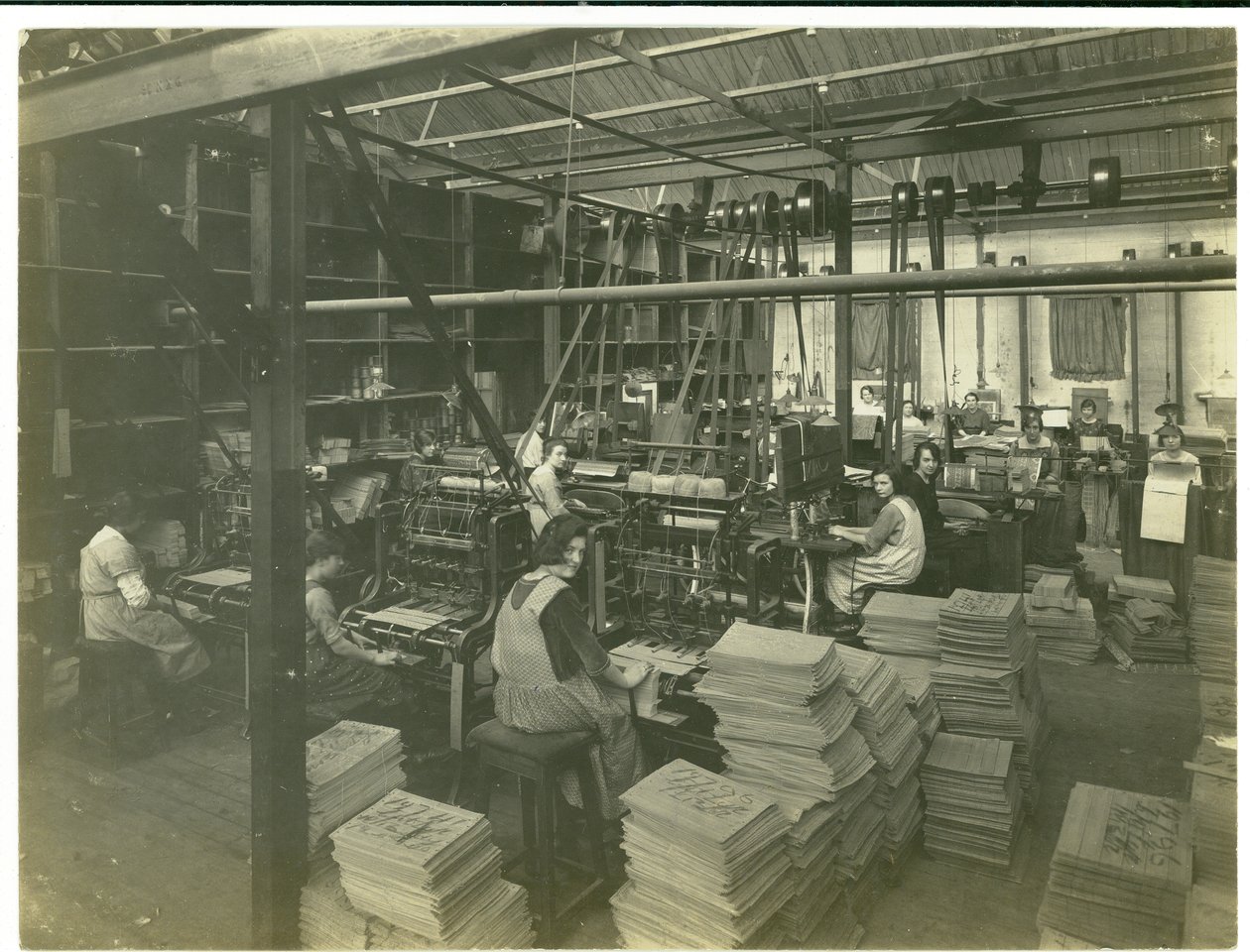 Sala di punzonatura delle schede Jacquard, commercio dei tappeti, 1923 da English Photographer