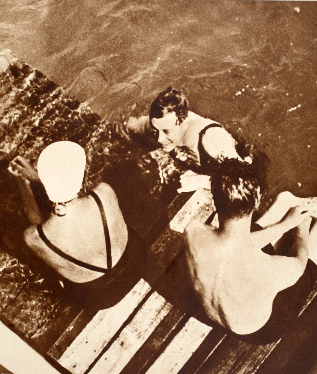 Re Edoardo VIII con amici su una zattera, Riviera, 1933 da English Photographer
