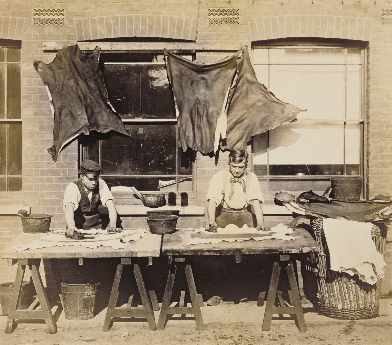 Tintura del cuoio per la fabbricazione di guanti, Bevington and Sons, 1861-62 da English Photographer