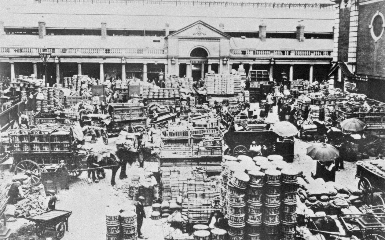 Caricamento della frutta al mercato di Covent Garden, 1900 da English Photographer
