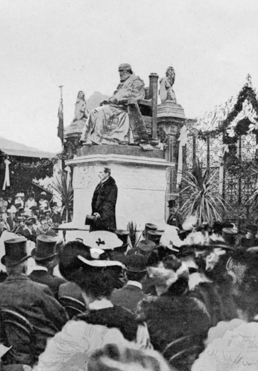 Lord Salisbury accetta la statua da English Photographer
