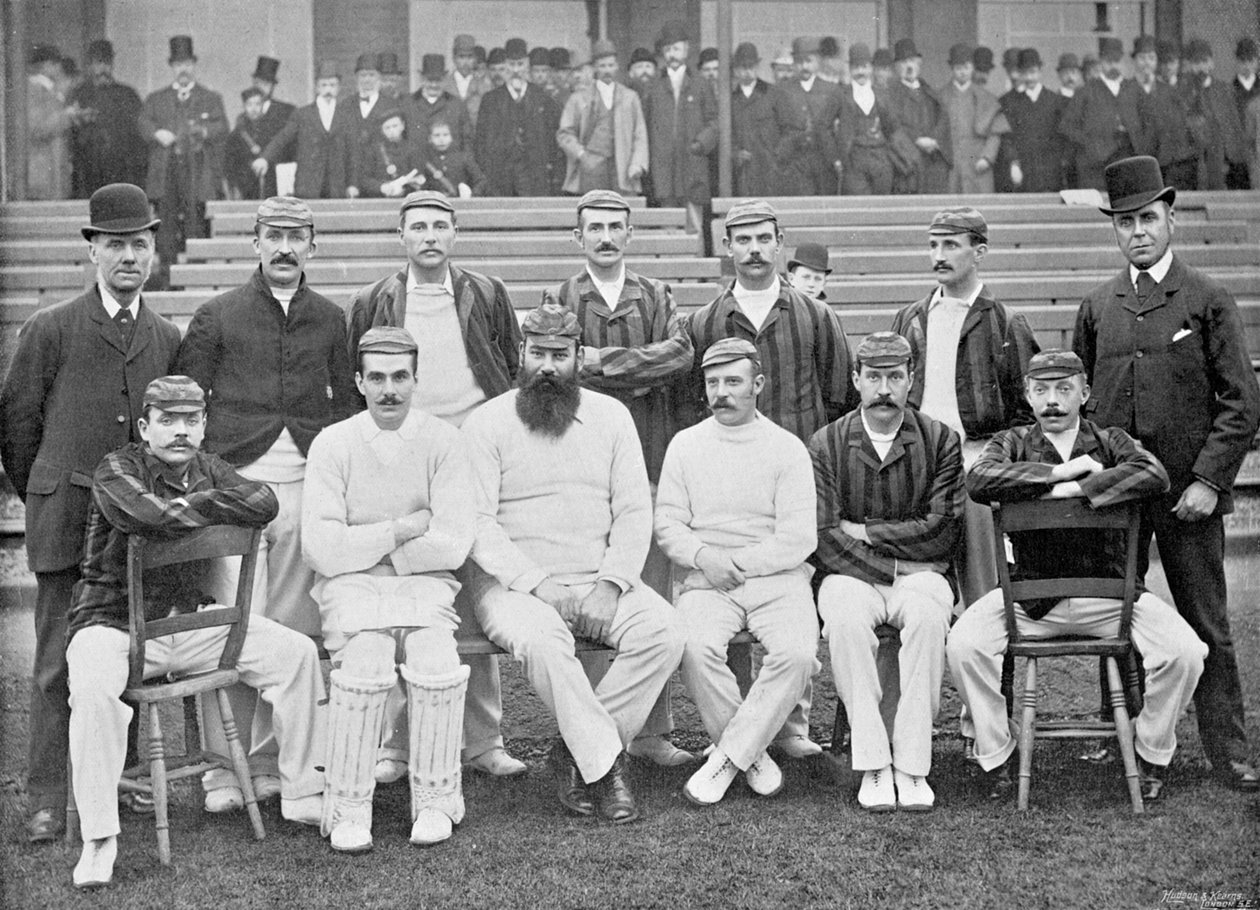 La squadra inglese di Lord Sheffield per il tour in Australia, 1891-92, da Famous Cricketers and Cricket Grounds, pubblicato da Hudson e Kearns, 1895 da English Photographer