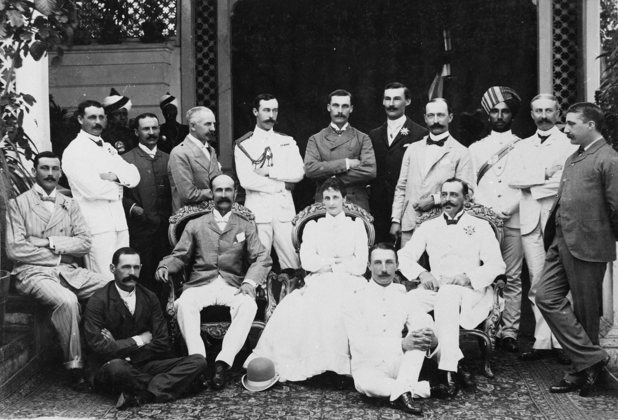 Lord e Lady Lansdowne e Staff al Viceregal Lodge, Shimla da English Photographer