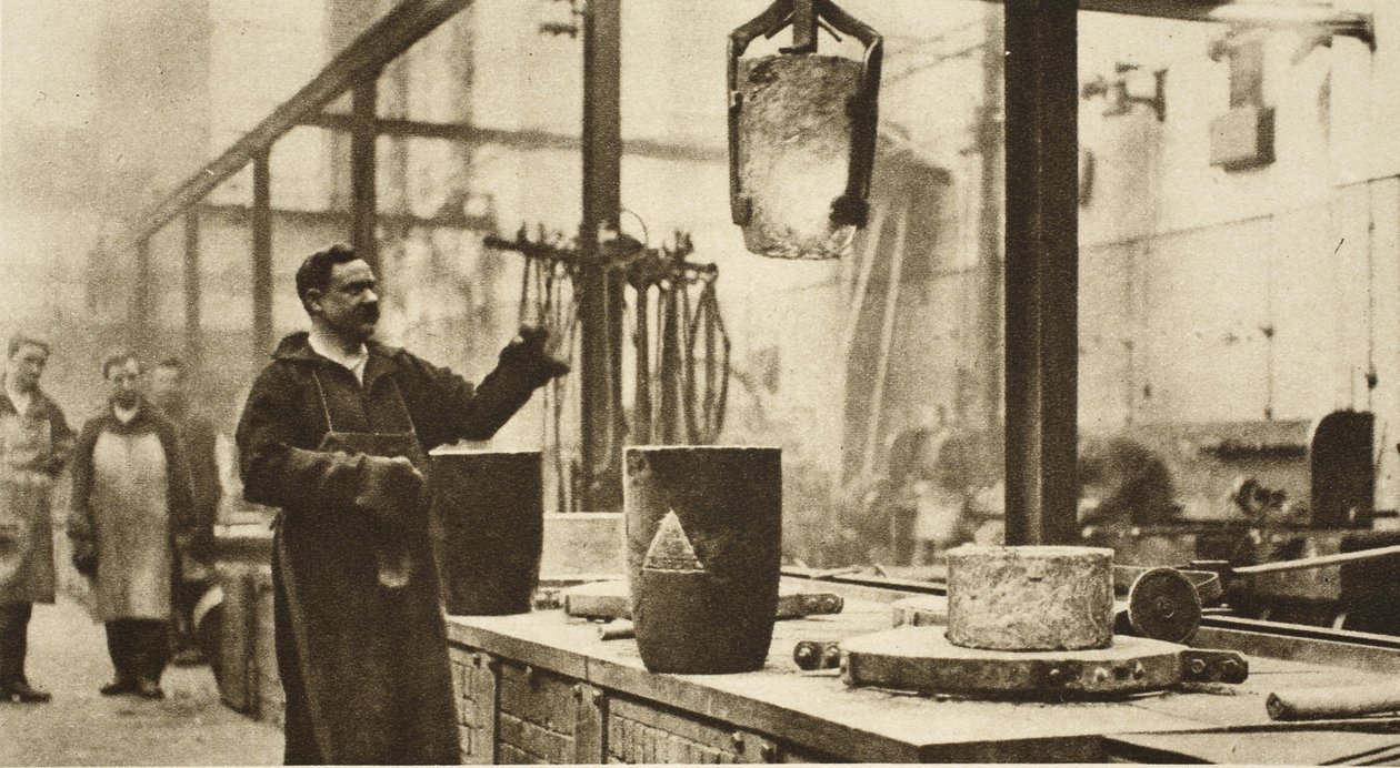Produzione di denaro: pentole di metallo liquido nella stanza di fusione da English Photographer