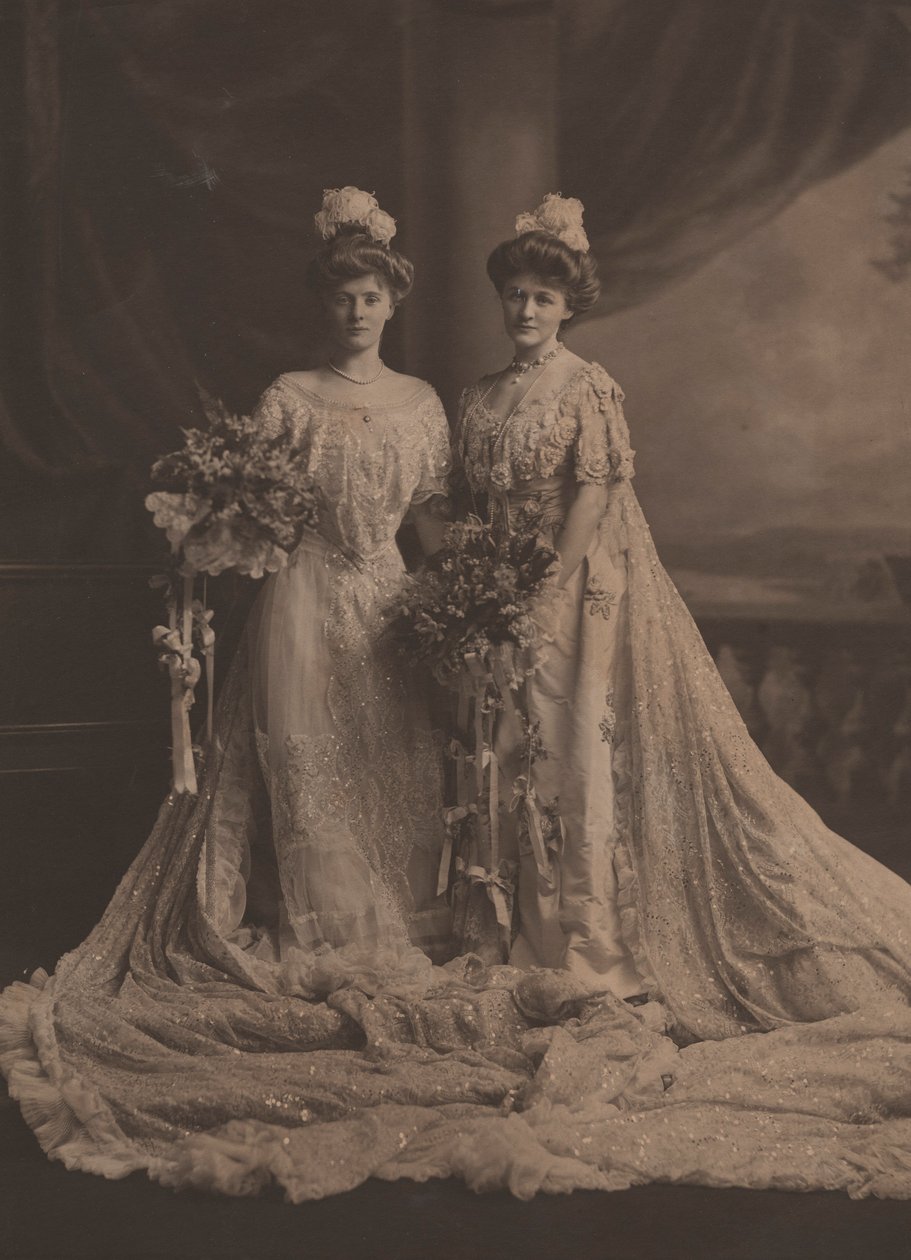 Mrs. Arthur Lee e Miss Faith Moore, sorelle americane, in abito per la presentazione alla corte di Edoardo VII, c.1905 da English Photographer