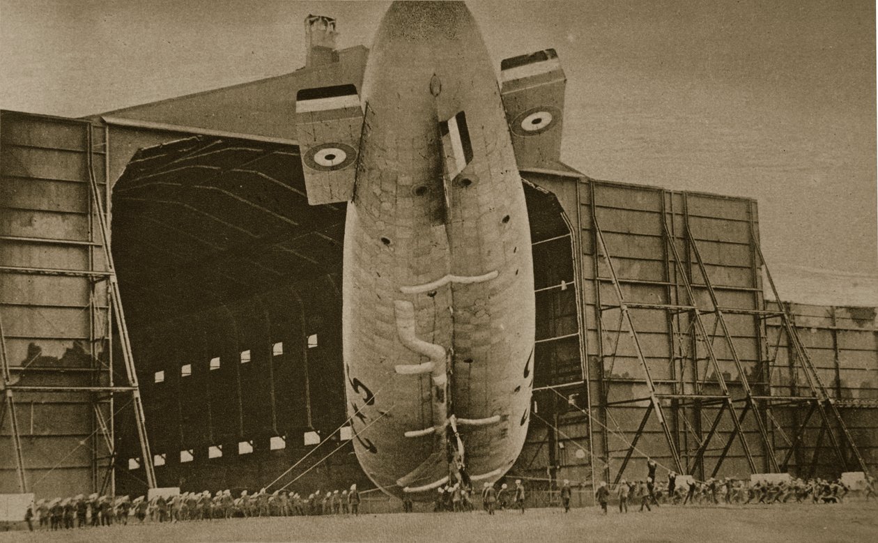 Manovra di un dirigibile navale in un hangar, 1914-19 da English Photographer