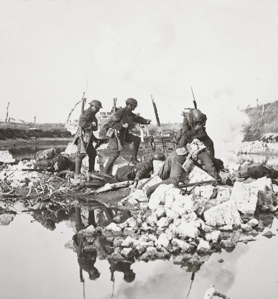 I nostri uomini coraggiosi combattono contro grandi difficoltà, minano i ponti e si ritirano attraverso il Canale di Crozat da English Photographer