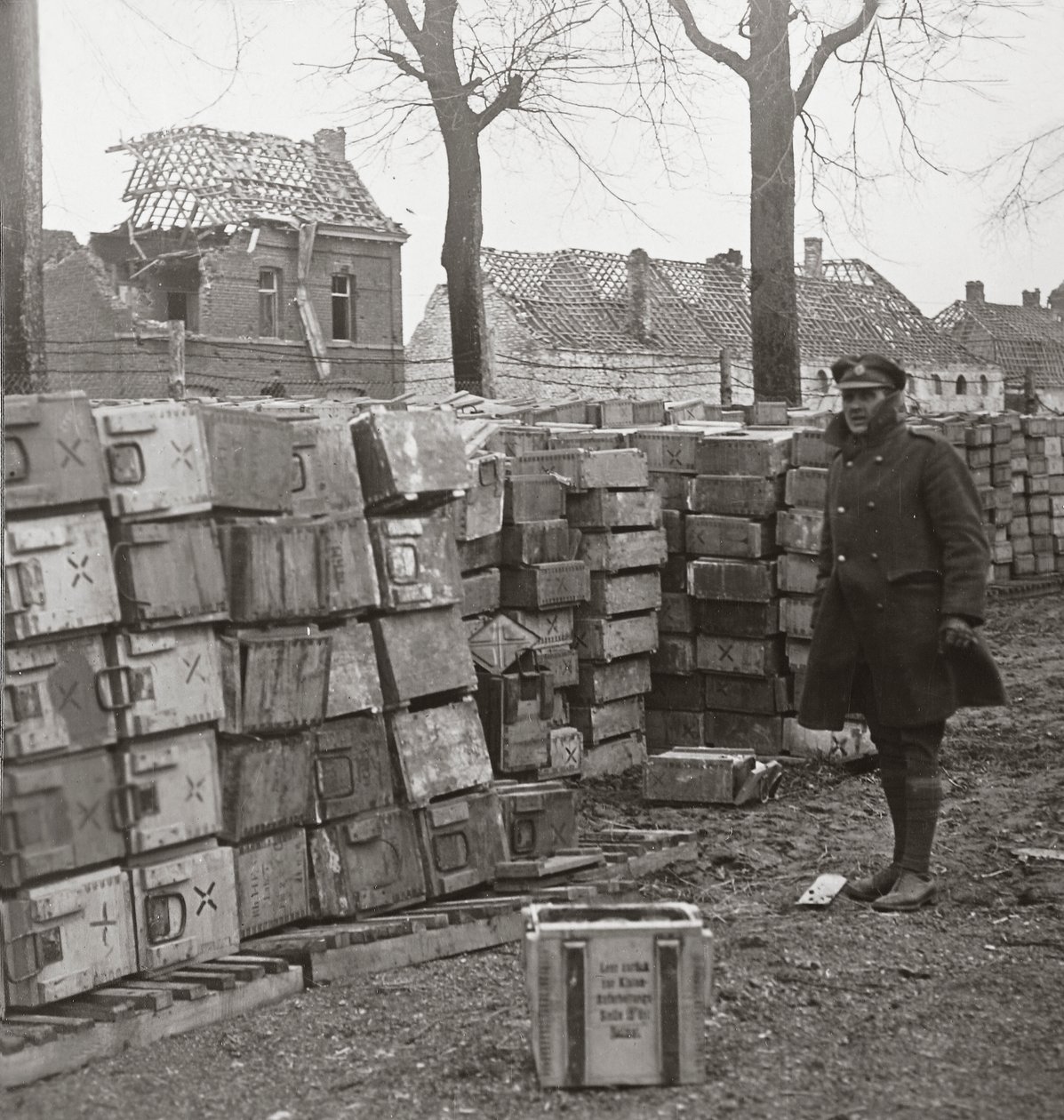 La nostra rapida avanzata vicino a Cambrai costringe i tedeschi ad abbandonare grandi quantità di munizioni da English Photographer