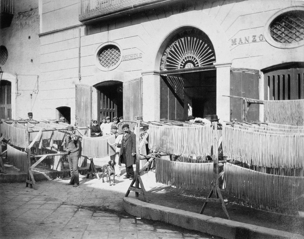 Pasta che si asciuga nelle strade, Napoli, 1897 da English Photographer