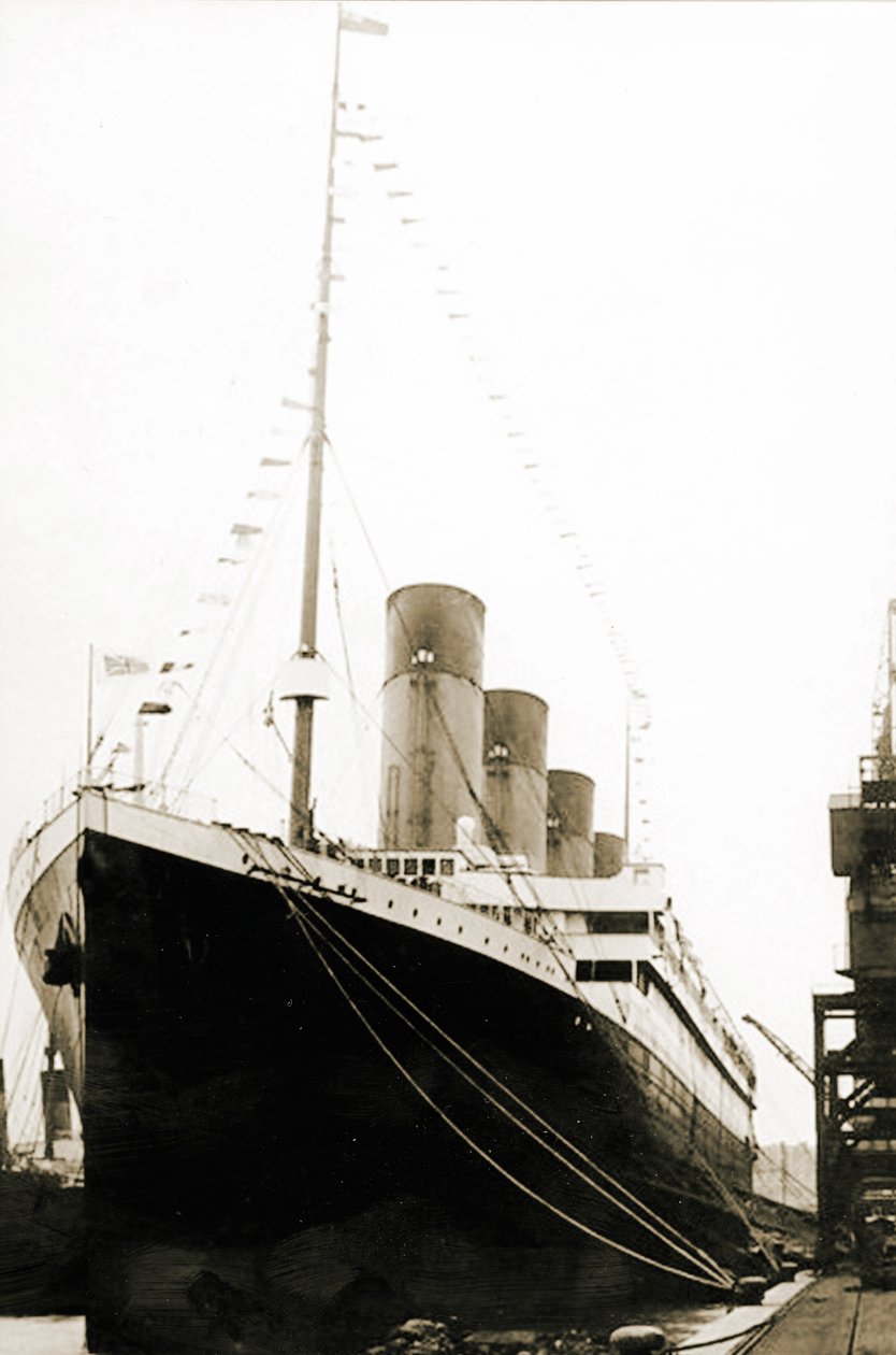 RMS Titanic in partenza da Southampton per il suo viaggio inaugurale, 5 aprile 1912 da English Photographer