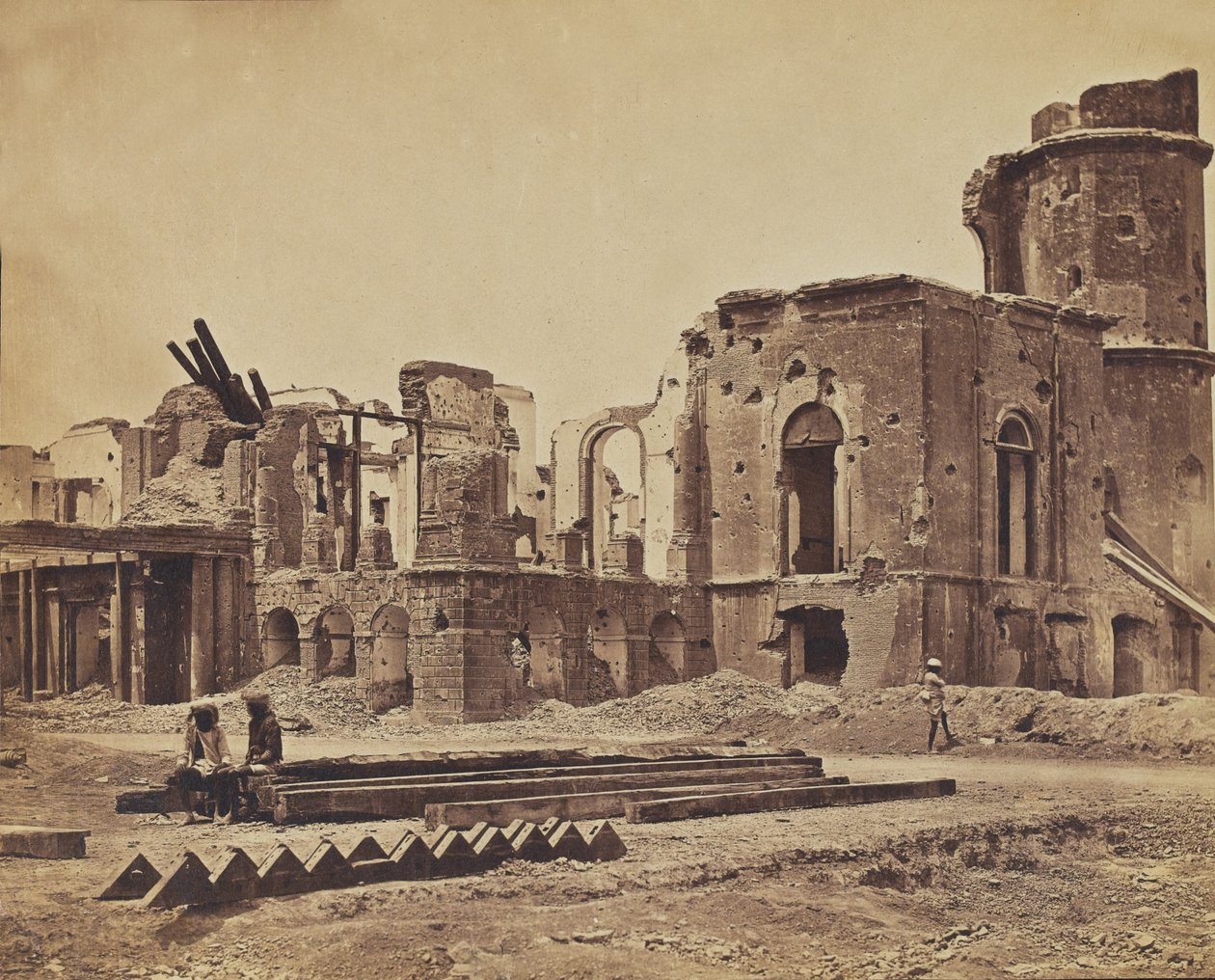 Palazzo in rovina, c.1858 (foto seppia) da English Photographer