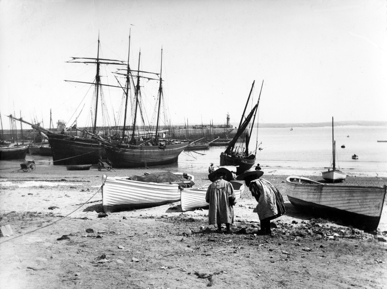 Schooners Village Belle e Chyandour, c.1880-99 da English Photographer