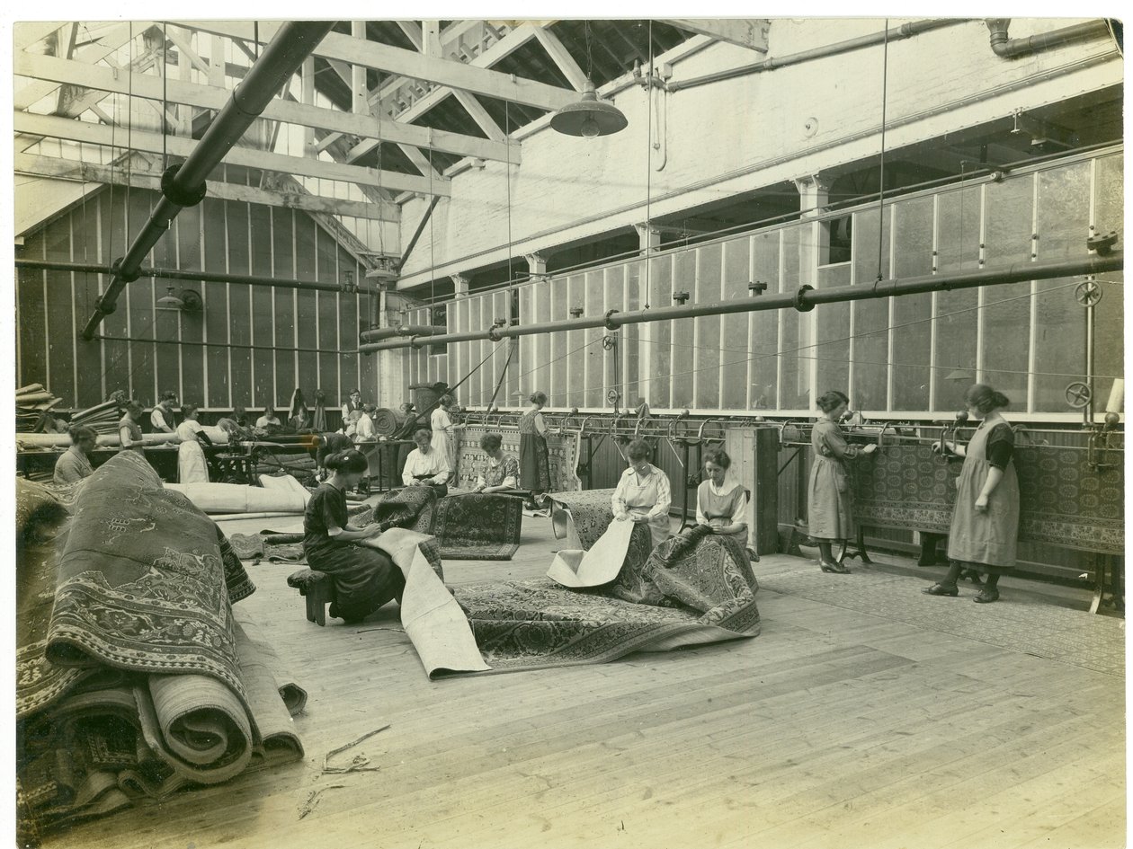 Sala di cucitura, fabbrica di tappeti, 1923 da English Photographer