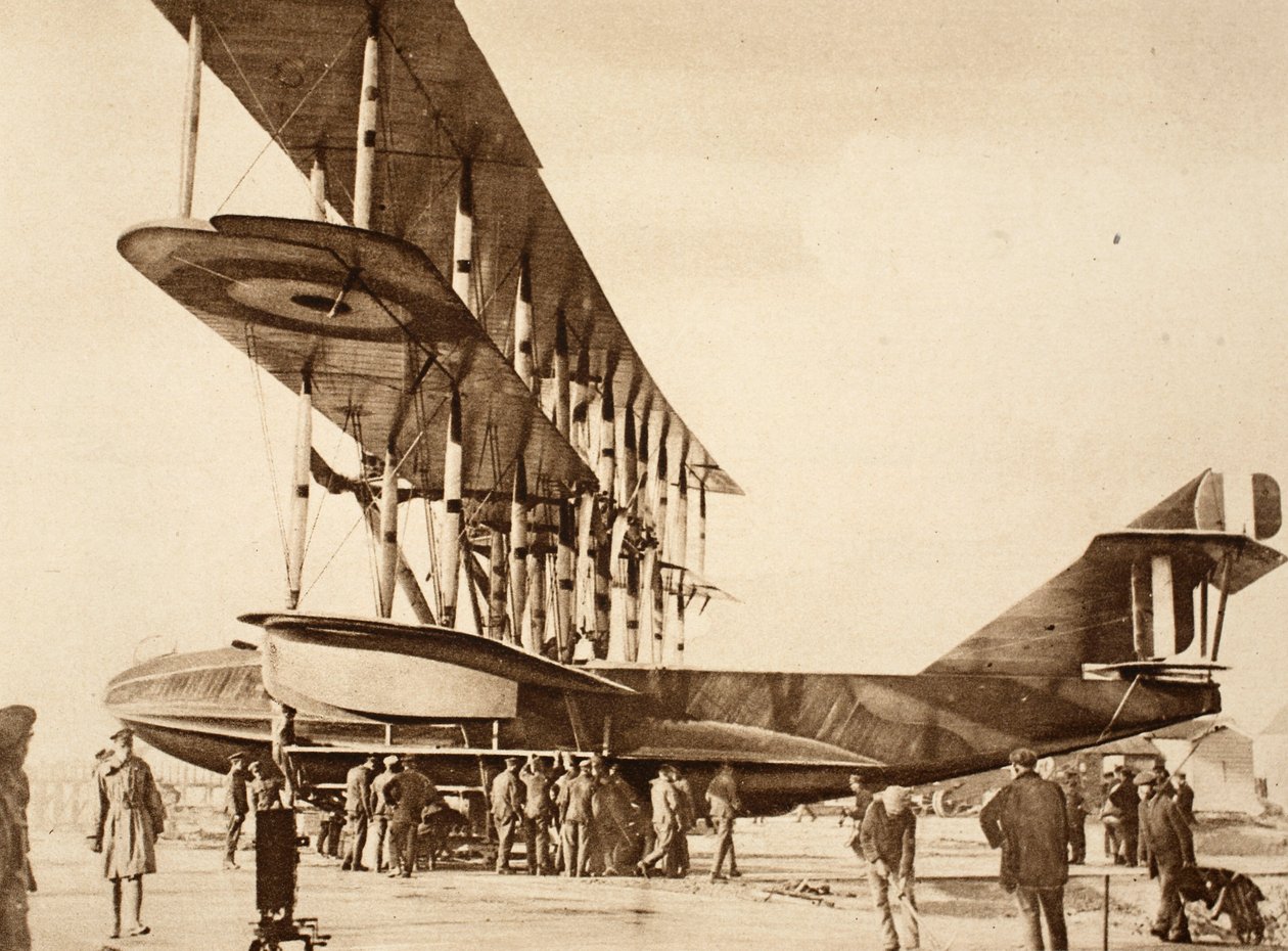 Vista laterale di un aeroplano, 1914-19 da English Photographer