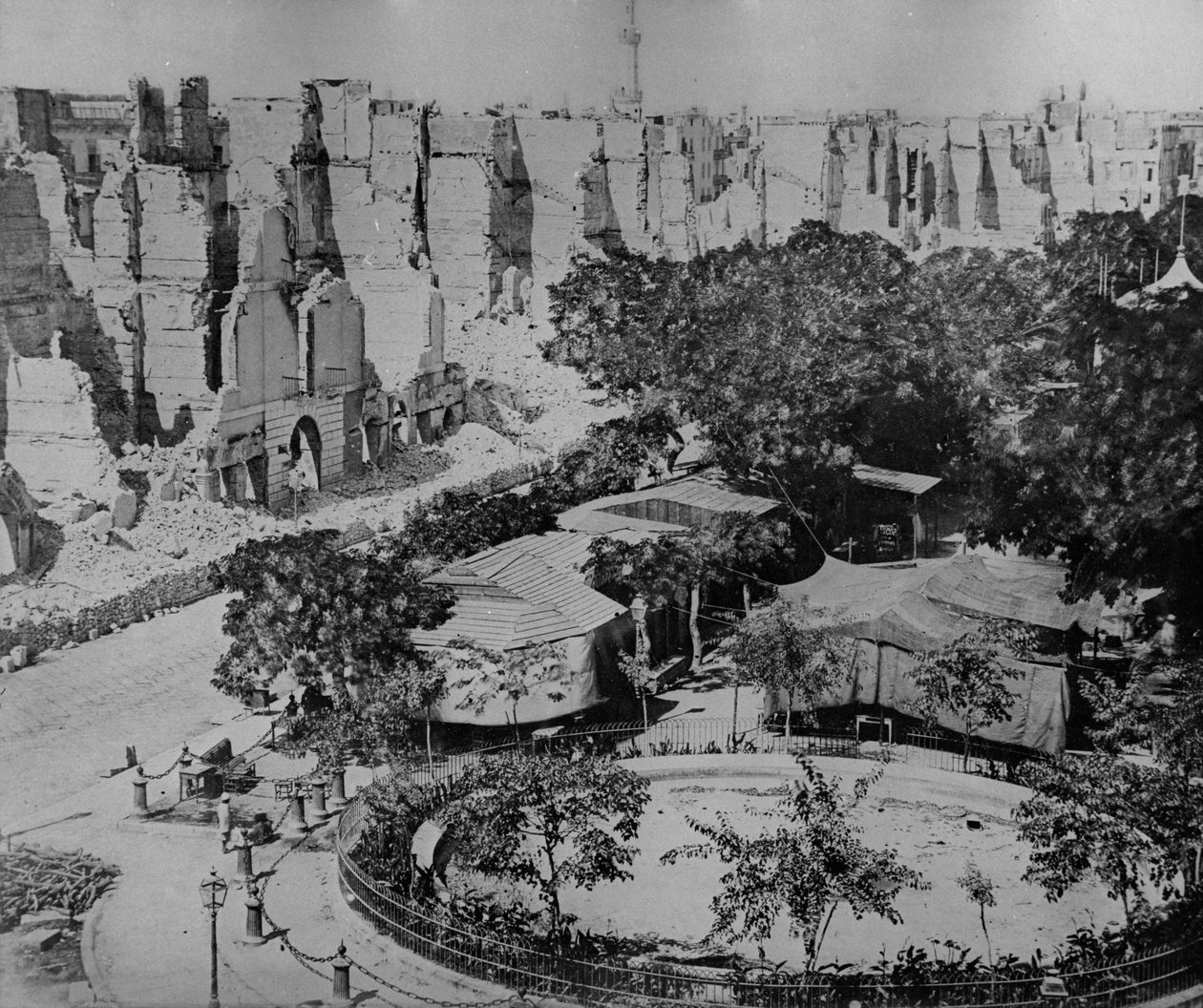 Piazza distrutta dal bombardamento britannico, Alessandria, 1882 da English Photographer