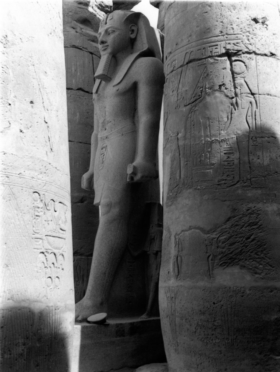 Statua di Ramesse II, Tempio di Luxor, da un album contenente 206 fotografie compilate dal Maggiore W.H.J. Sale, 1940-43 da English Photographer