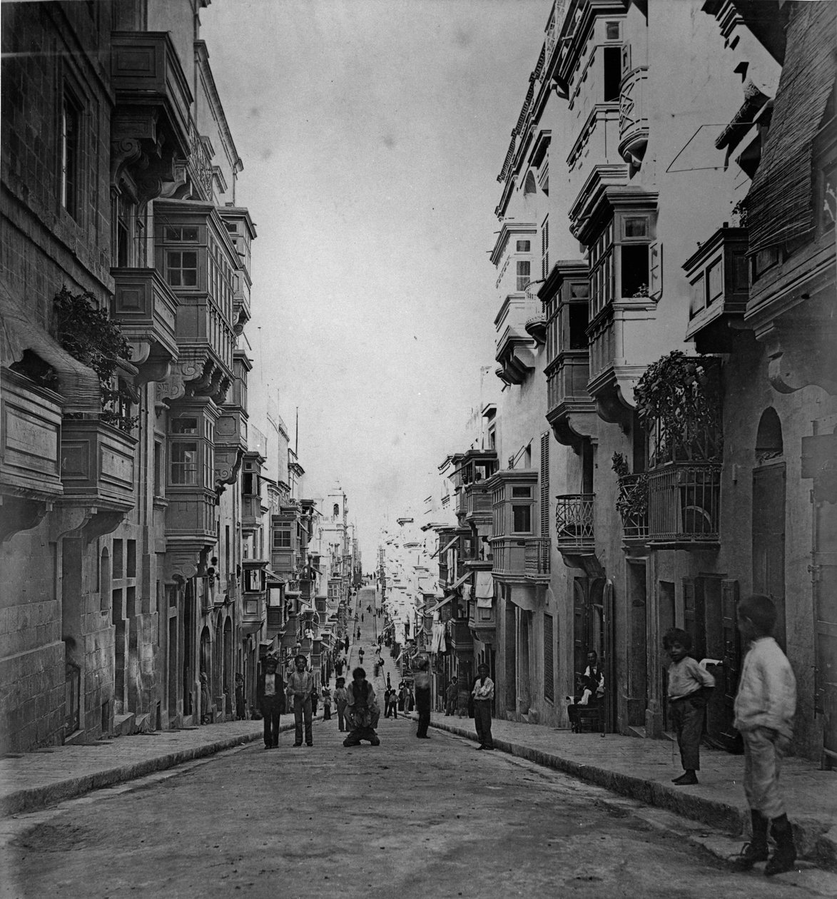Strade San Paolo, Valletta c.1880-83 da English Photographer