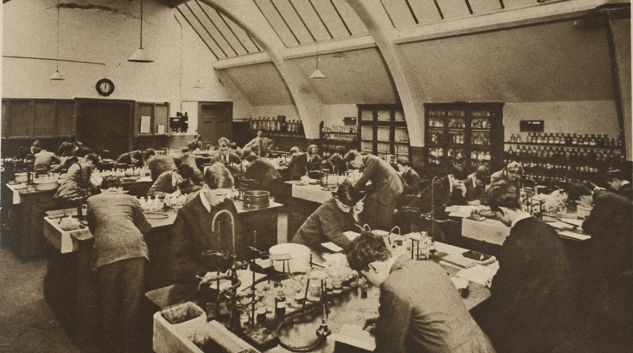 Studenti al lavoro in un laboratorio del Politecnico da English Photographer
