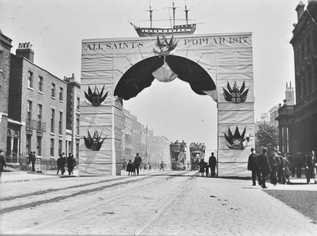 Arco temporaneo, Giubileo di Diamante di Vittoria, East India Dock Road da English Photographer