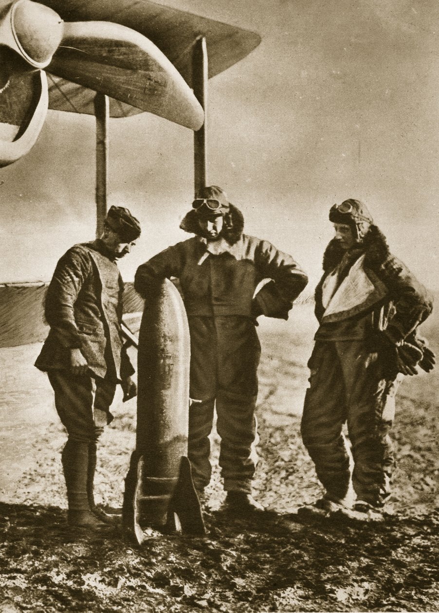 I seminatori: Aviatori britannici che contemplano una bomba che spargerà morte tra i nemici, 1914-19 da English Photographer