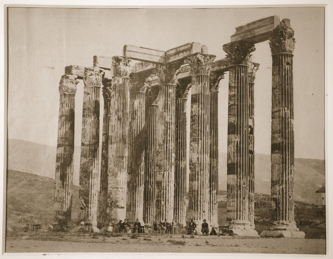 Turisti seduti tra le rovine, Grecia, anni 