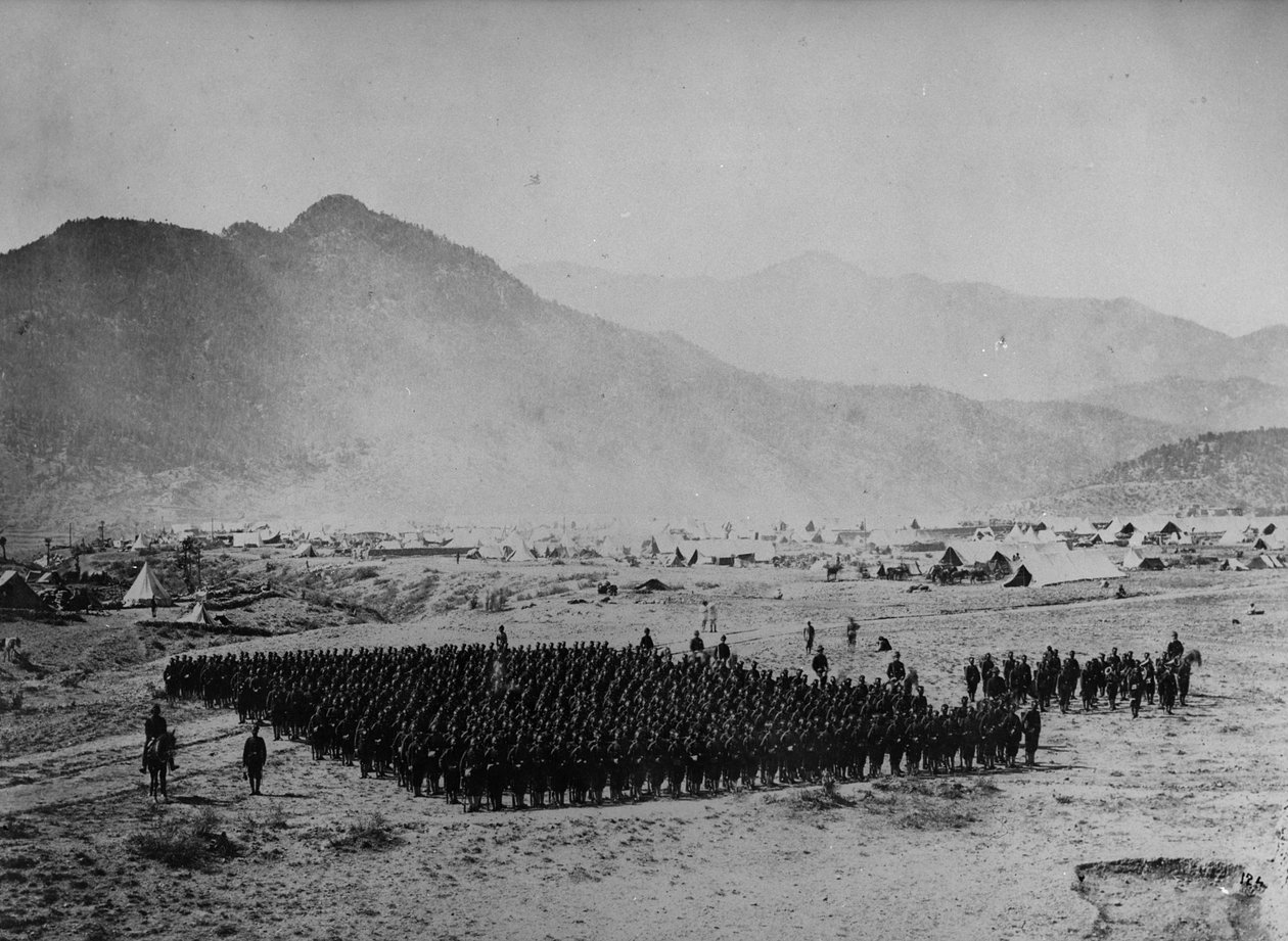 Truppe in formazione durante la Seconda Guerra Anglo-Afghana, 1878-80 da English Photographer