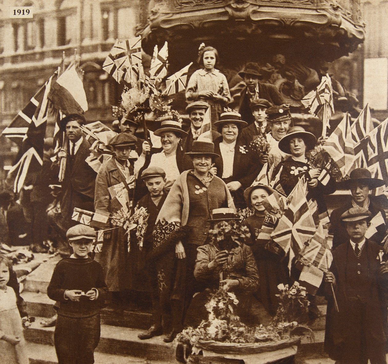 Celebrazioni della vittoria sotto Eros, Piccadilly, Londra, 1919 da English Photographer