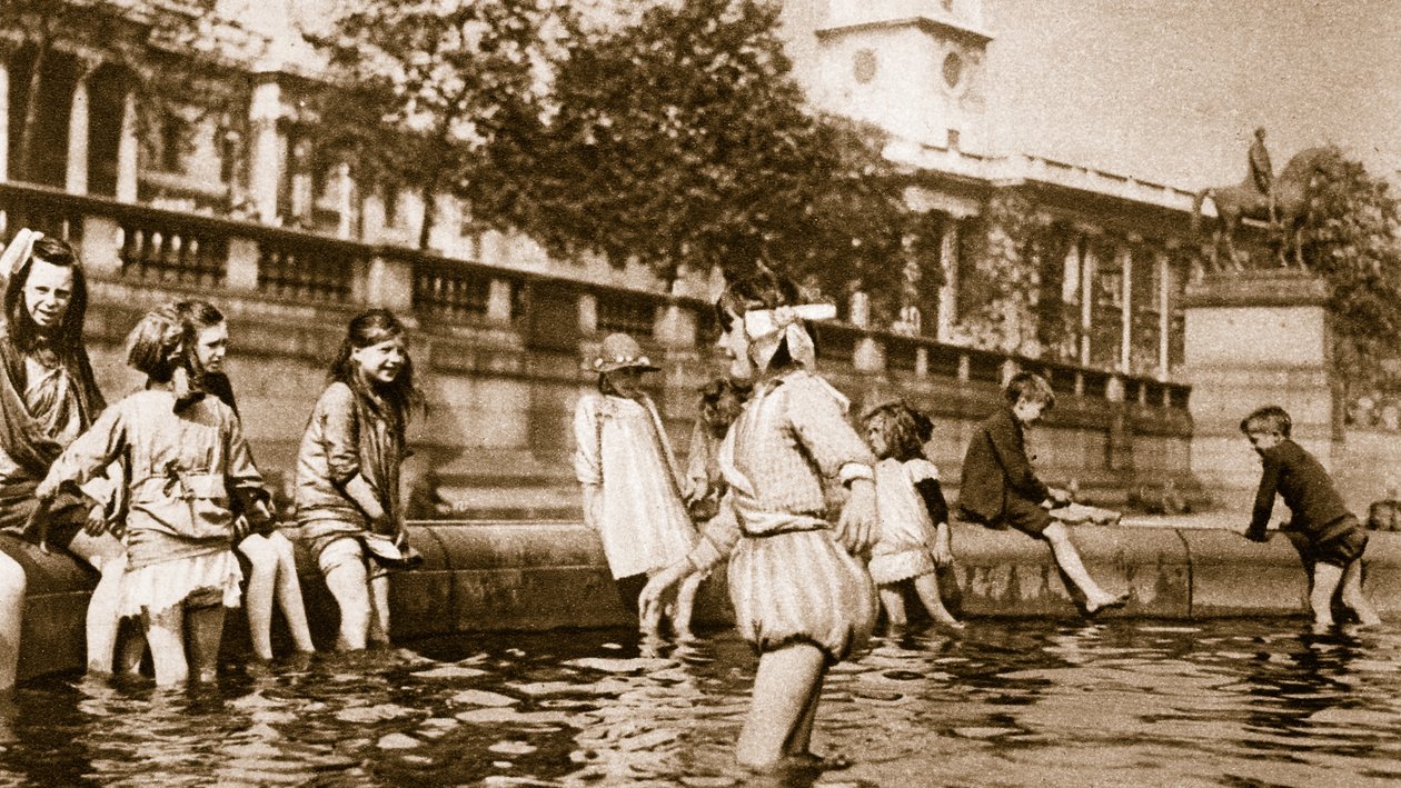 Bambini del West End che si rinfrescano in una fontana a Trafalgar Square durante un