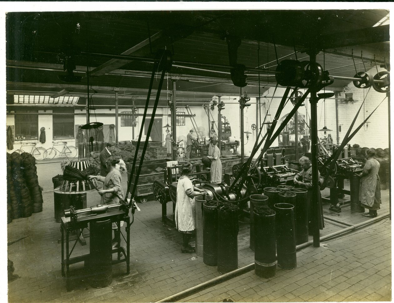 Impianto di avvolgimento e raffreddamento (calze), 1923 da English Photographer