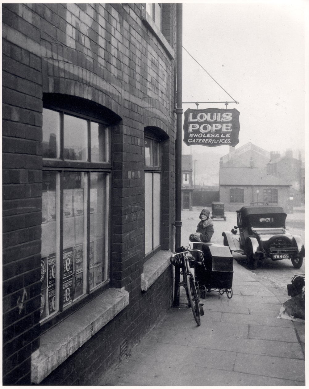 Donna con un passeggino fuori dai locali di Louis Popes, Lady Lane, Leeds, 1931 da English Photographer